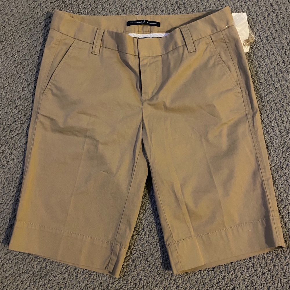 New Gap Women’s Khaki Bermuda Shorts 2